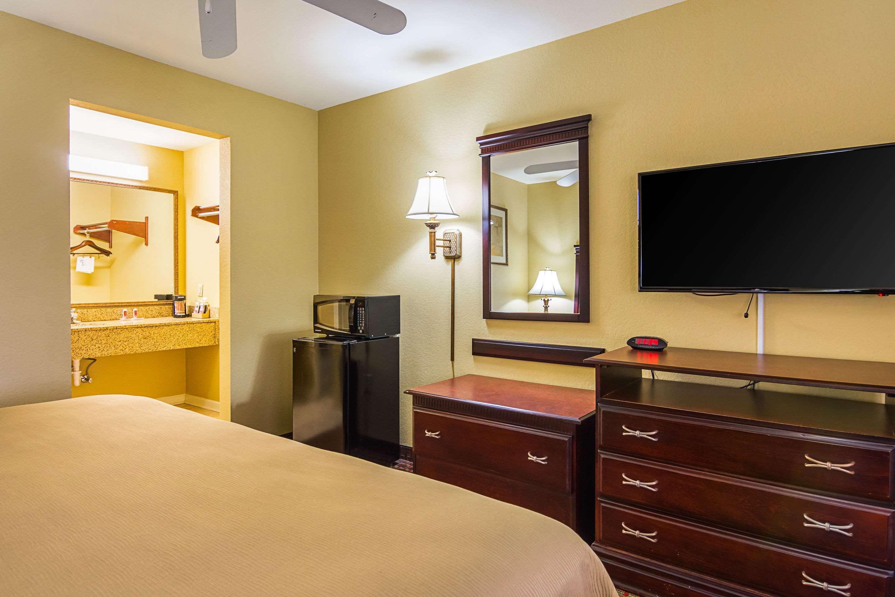 Econo Lodge Inn & Suites Bryant Exteriör bild