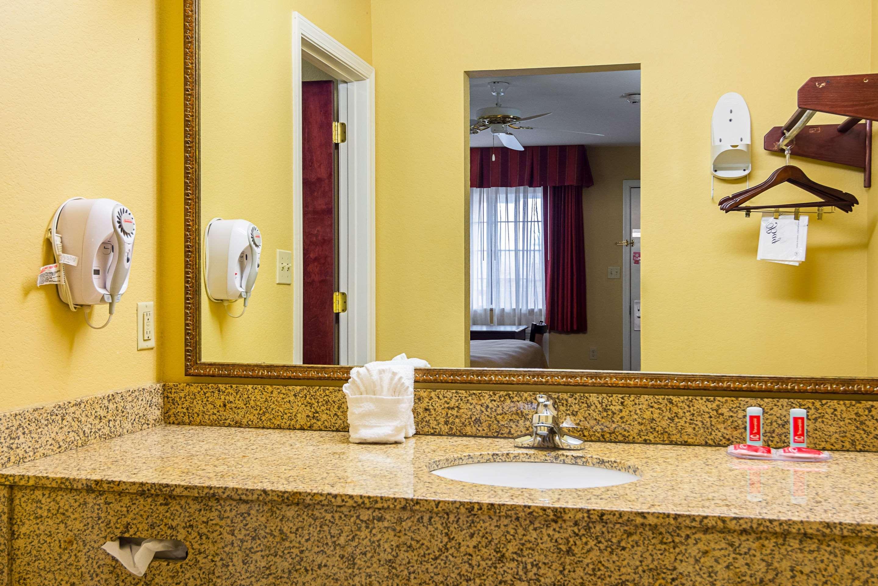 Econo Lodge Inn & Suites Bryant Exteriör bild