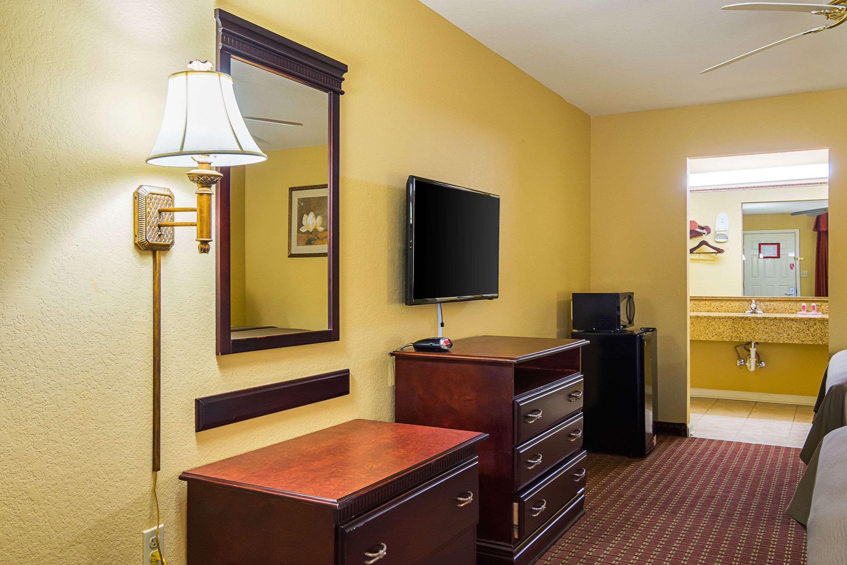 Econo Lodge Inn & Suites Bryant Exteriör bild