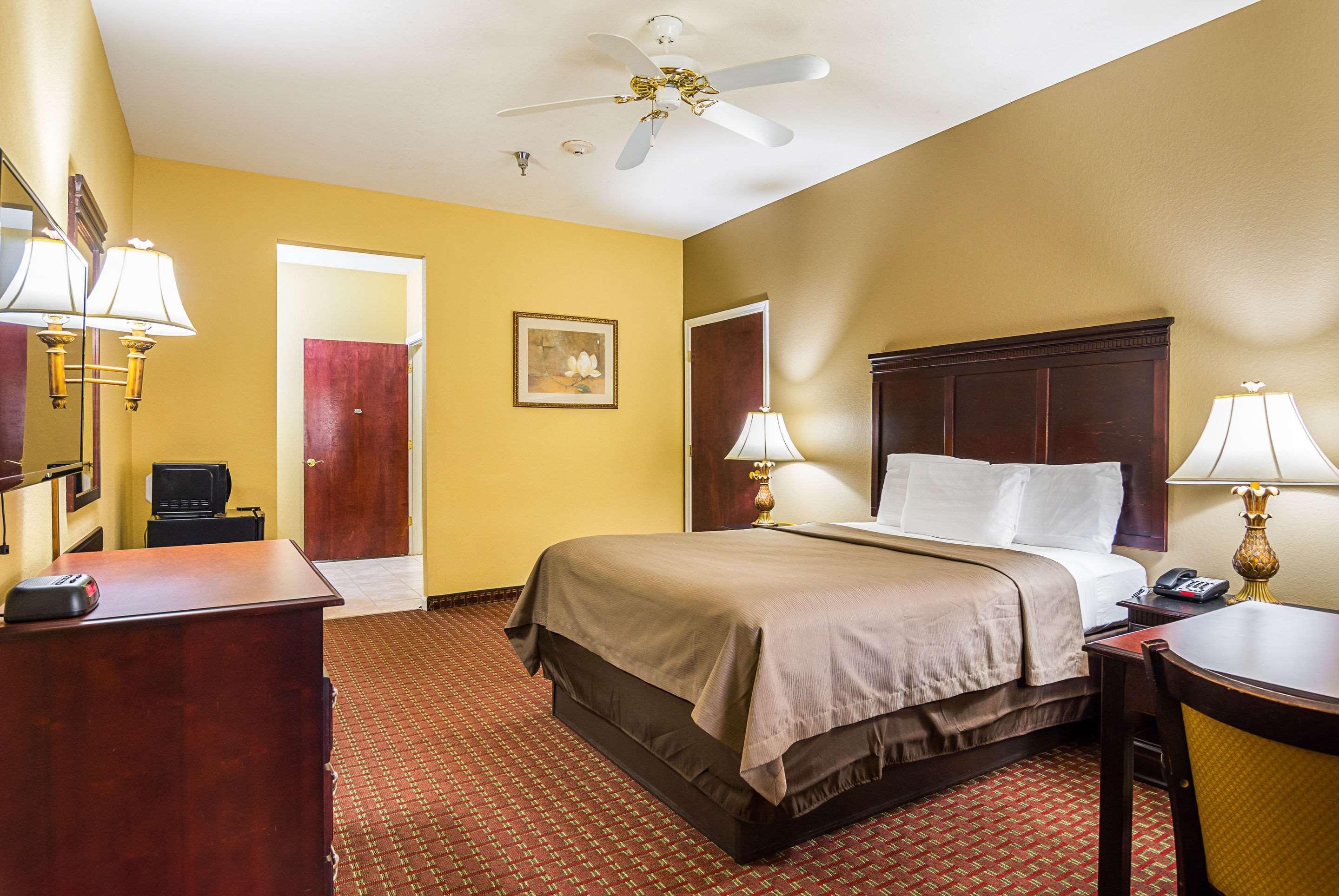 Econo Lodge Inn & Suites Bryant Exteriör bild