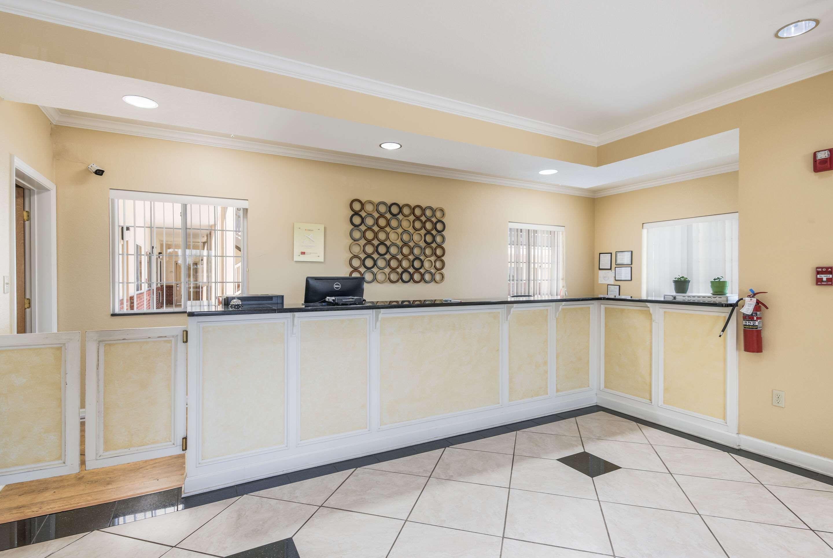 Econo Lodge Inn & Suites Bryant Exteriör bild