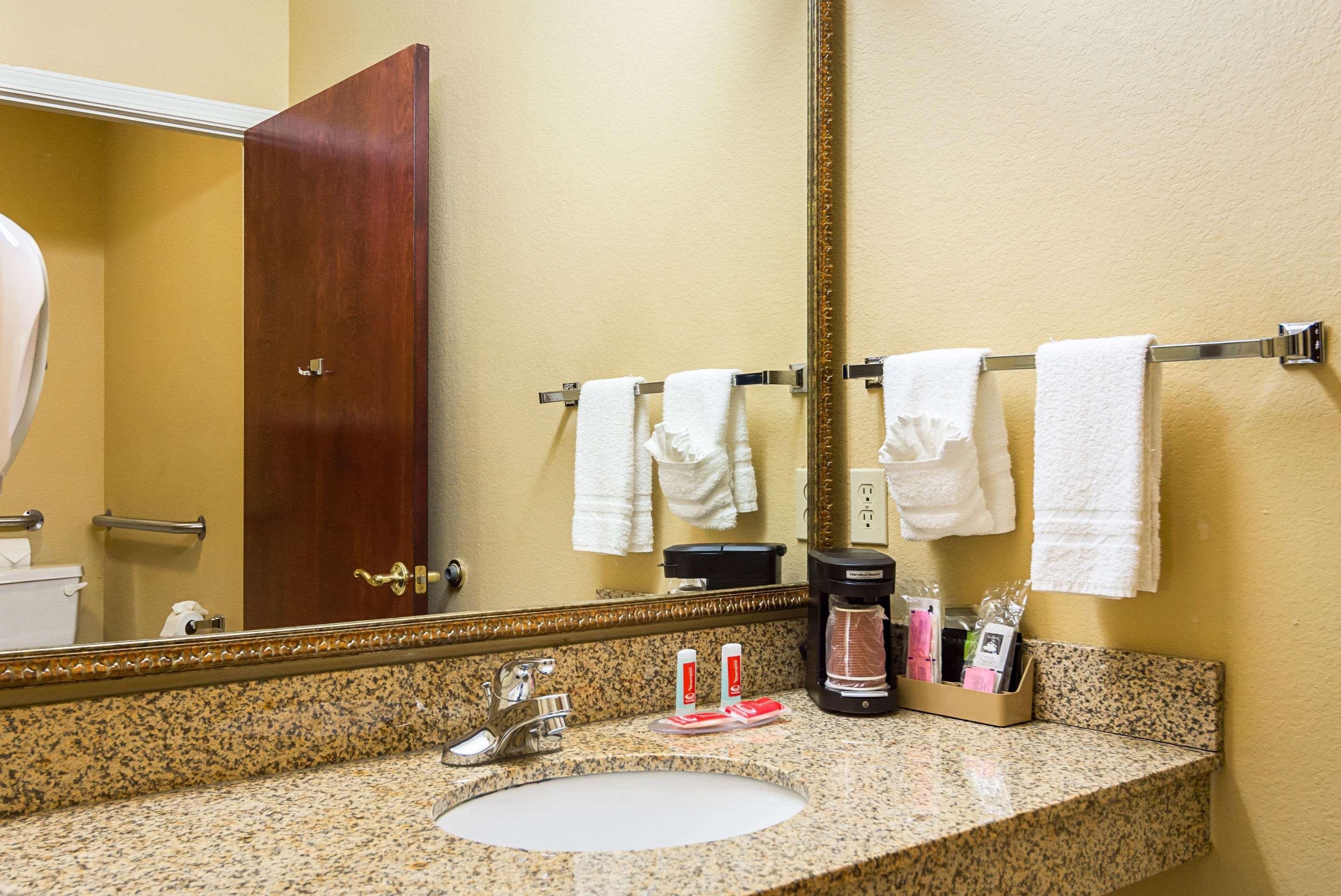 Econo Lodge Inn & Suites Bryant Exteriör bild