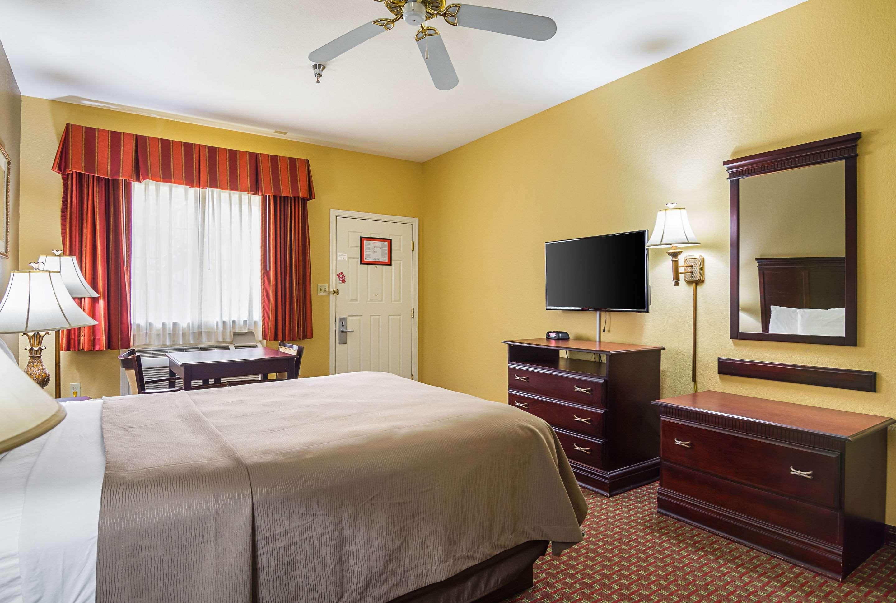 Econo Lodge Inn & Suites Bryant Exteriör bild