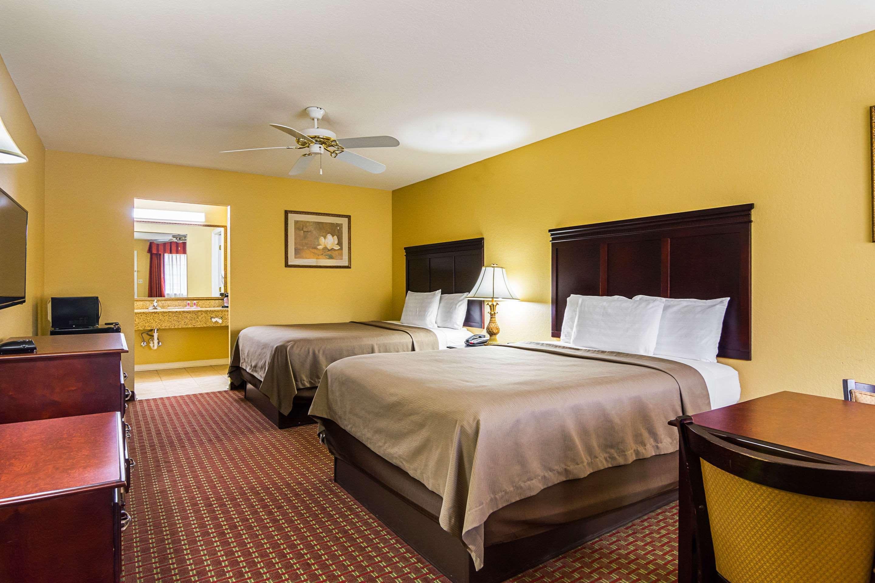 Econo Lodge Inn & Suites Bryant Exteriör bild