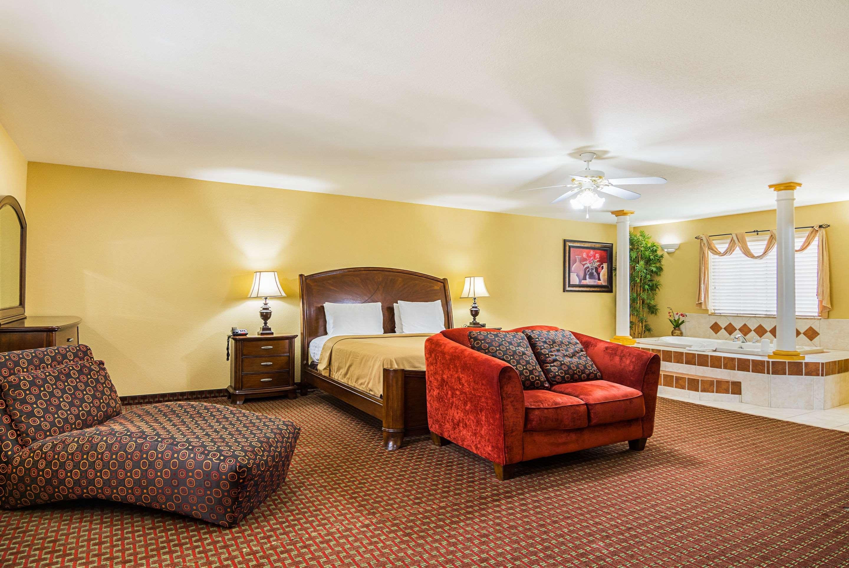 Econo Lodge Inn & Suites Bryant Exteriör bild
