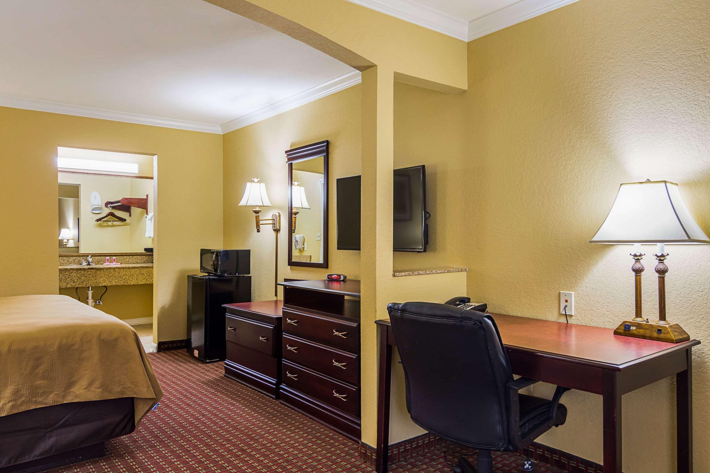 Econo Lodge Inn & Suites Bryant Exteriör bild