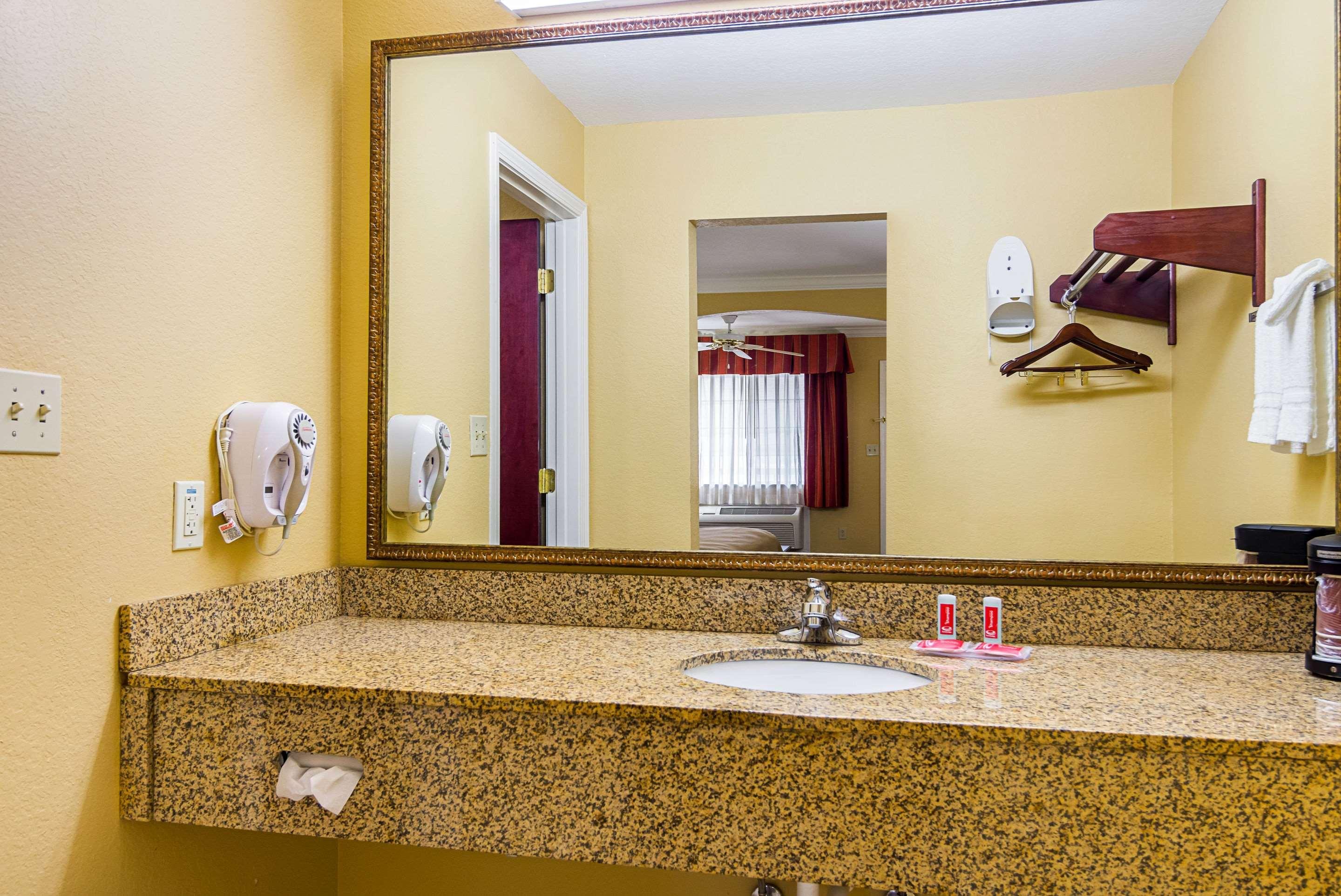 Econo Lodge Inn & Suites Bryant Exteriör bild